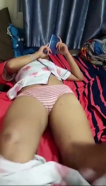 Dụ dỗ em gái chơi điện thoại, thằng anh họ tụt quần con bé xoe hạt le mò lồn.