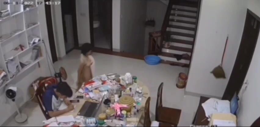 Thằng anh đang học bài mà con bé em họ tụt quần chạy tới chạy lui.