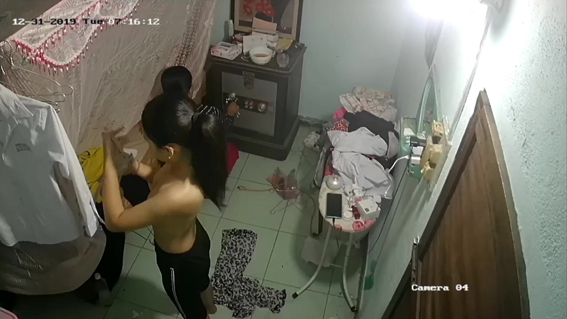 Seri hack cam phòng mấy bé sinh viên non tơ thay quần áo - phần 3