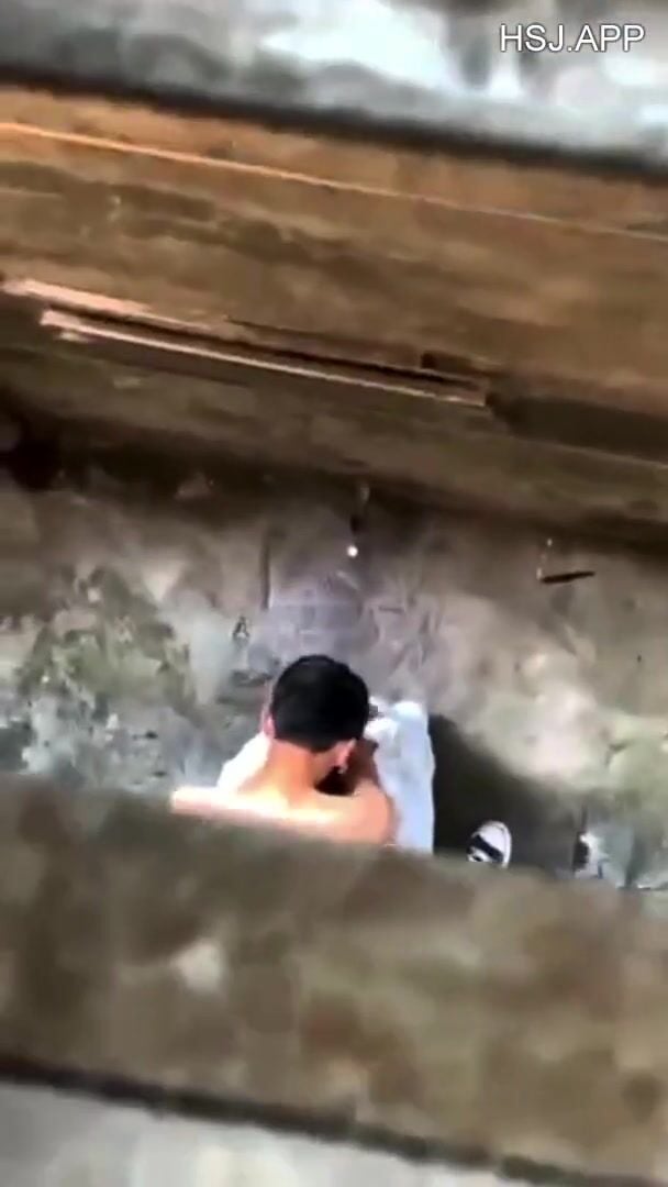 Đôi sinh viên lén lút móc lồn, địt nhau ngay trong ngõ