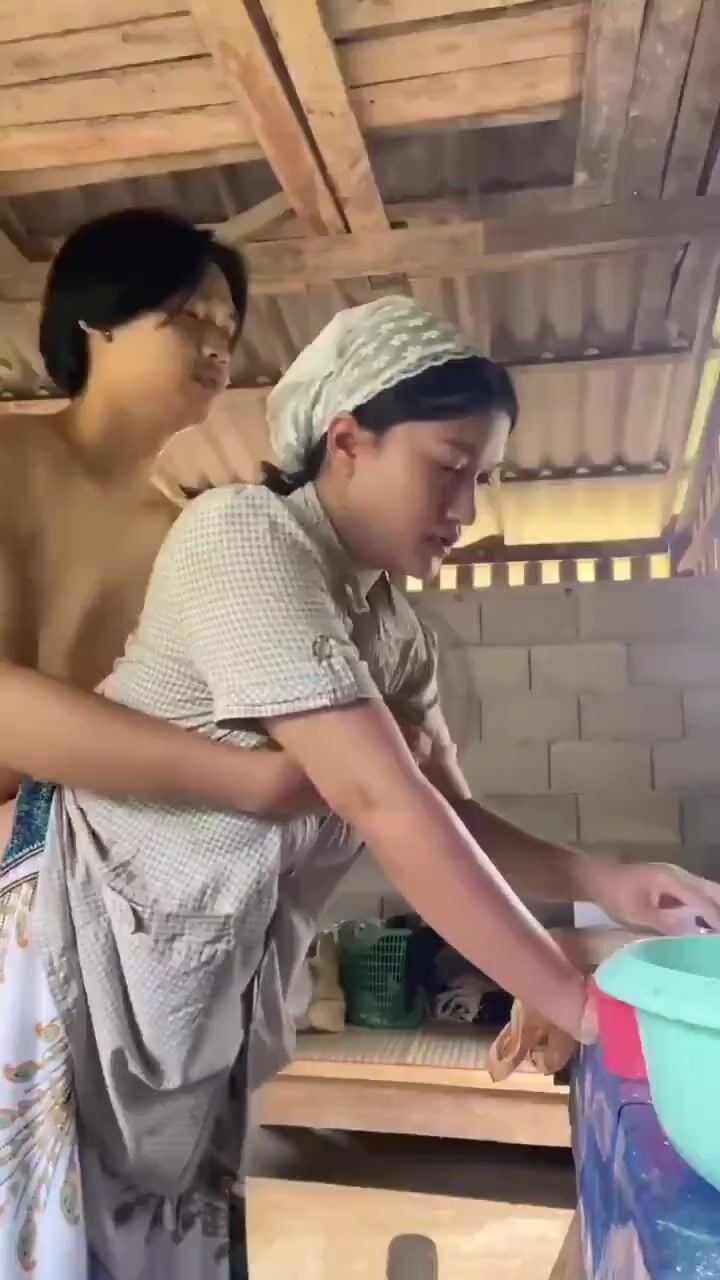 Sang nhà chị họ chơi nứng cặc đòi đụ, chị họ cũng nứng lồn thế cho mày đụ luôn.