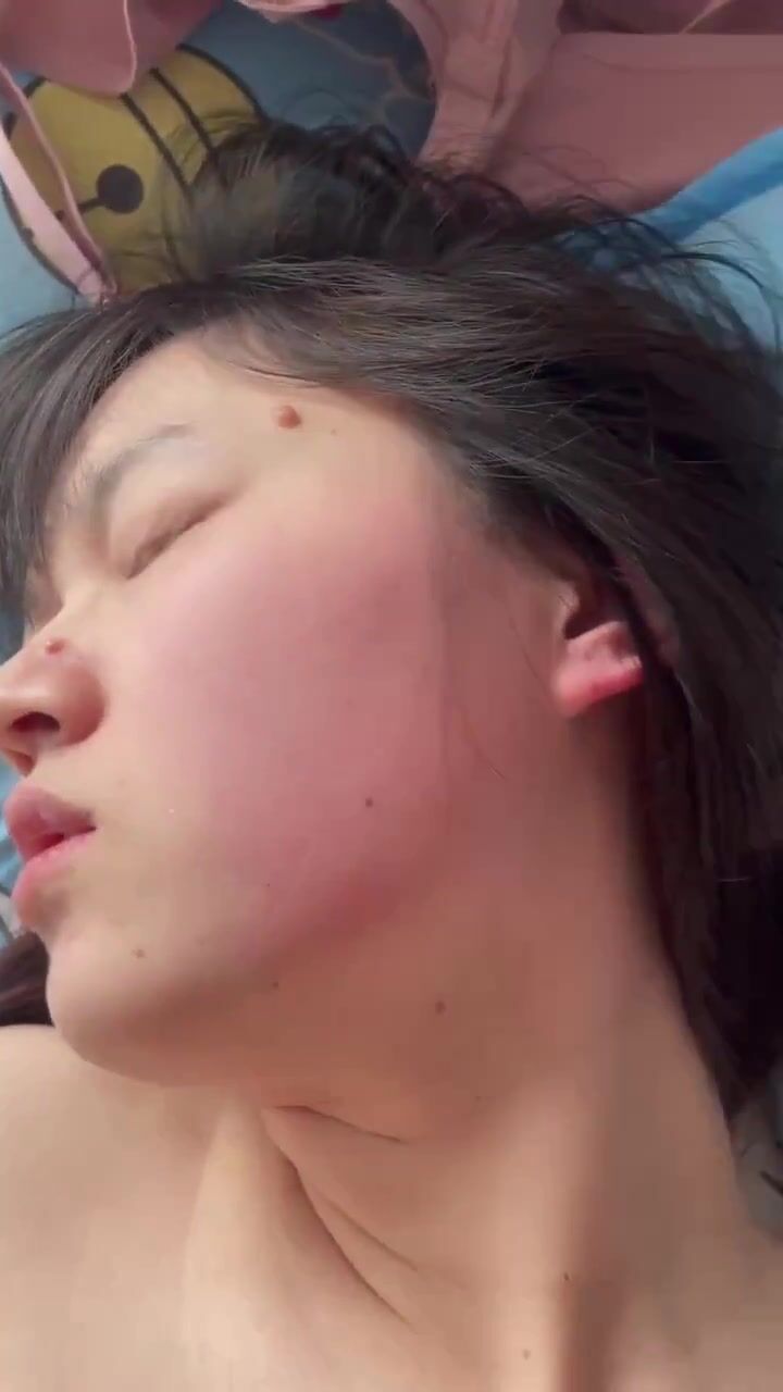 Em sinh viên bị bạn trai vừa đụ vừa tát vào mặt, cho hết cái tội nứng lồn sớm.