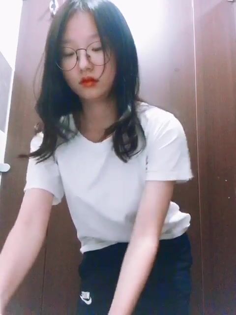 Abum bán quạt của bé sinh viên mình dây kính cận xinh dâm em có cả - phần 19