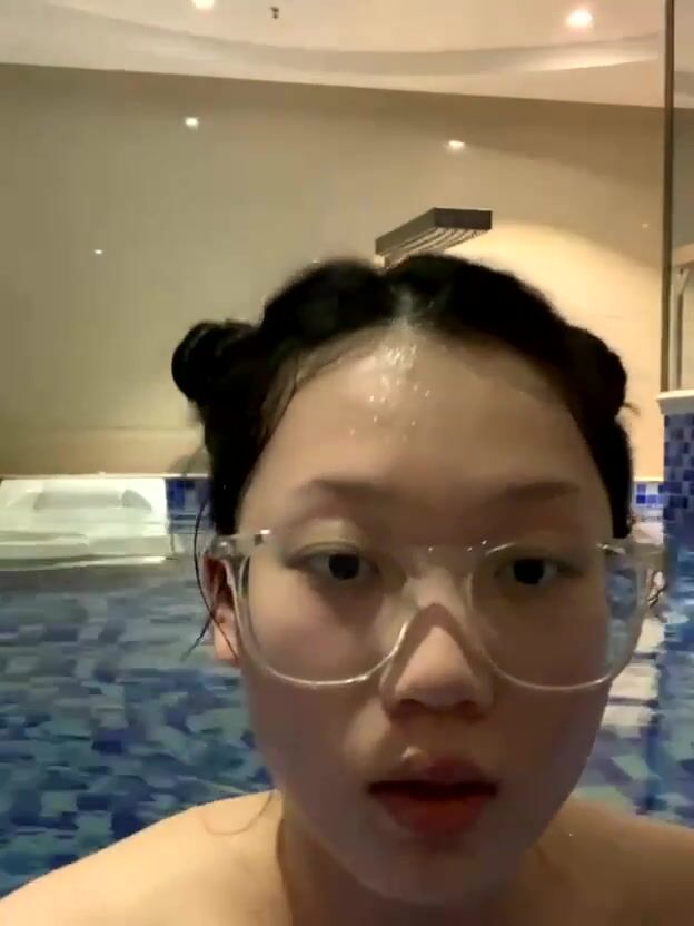 Em sinh viên kính cận, live sex ngay trong hồ bơi trường