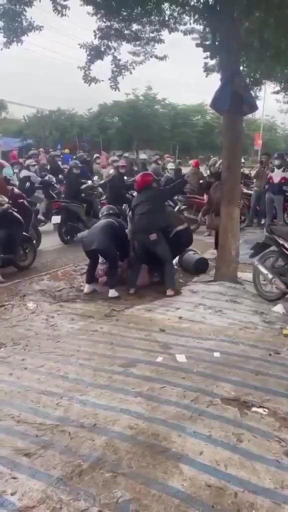 1 đám đánh ghen lột quần của con nhân tình chạy.