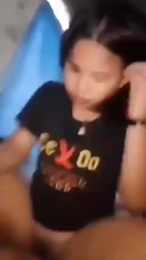 Qua nhà em họ chơi thấy em ở nhà 1 mình, năng nỉ xin dữ lắm em mới cho đụ.