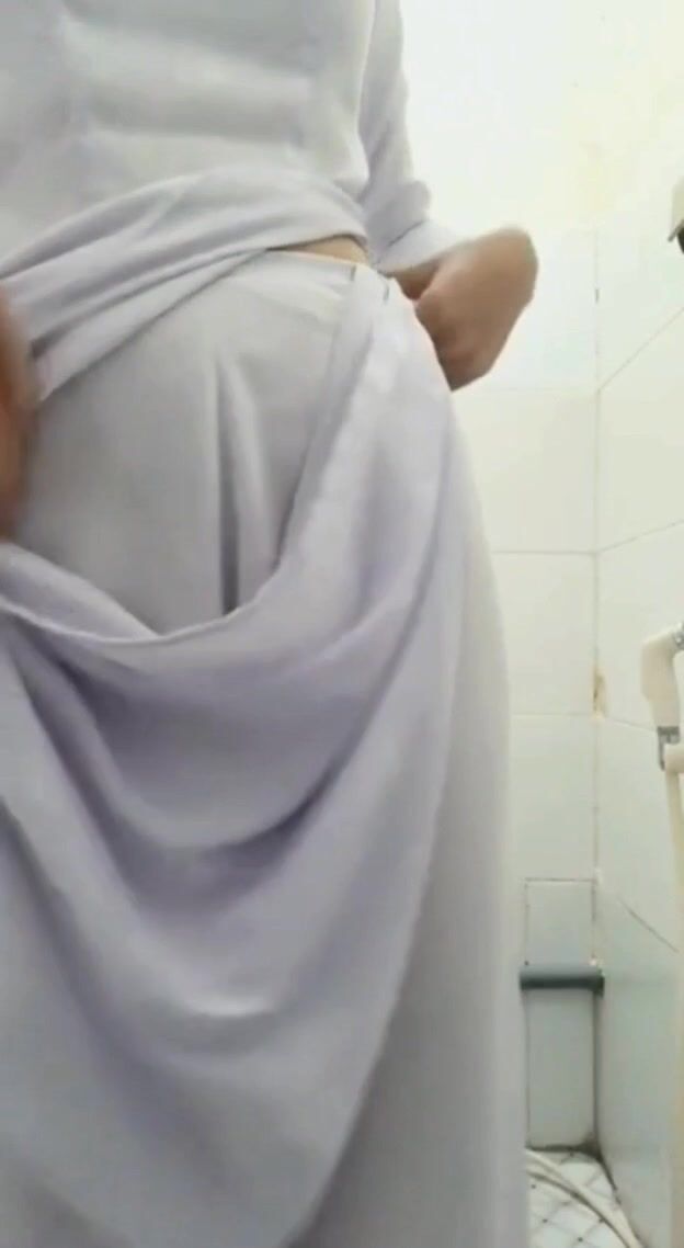 Nứng lồn em sinh viên vào wc trường thủ dâm