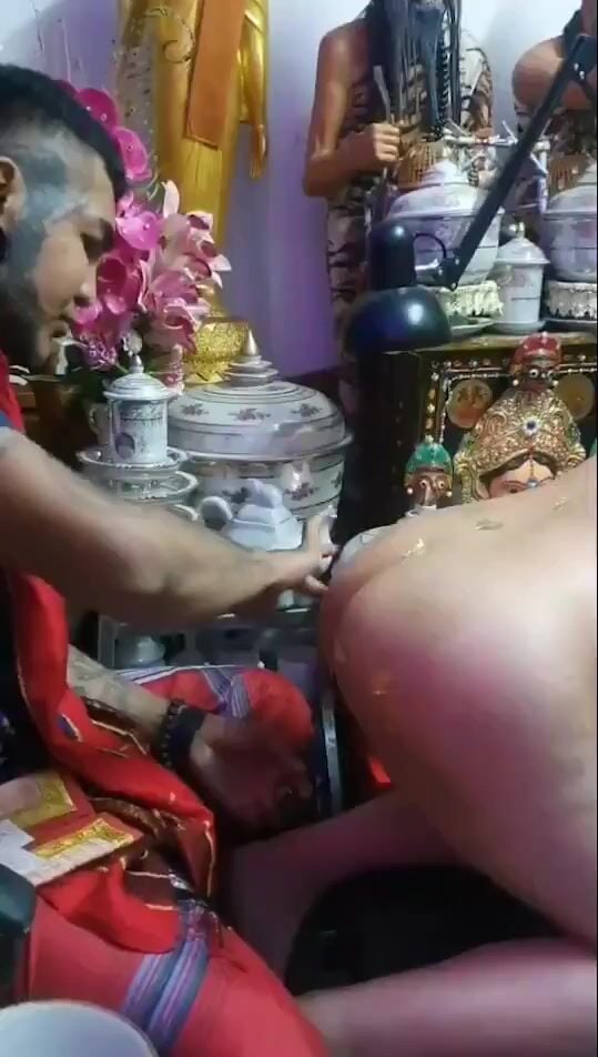 Em gái nhờ thầy làm bùa yêu, ai dè thầy vừa làm phép vừa bú lồn.