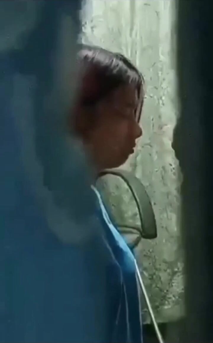 Quay lén 2 em sinh viên lén lút bú cu giờ ra chơi