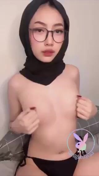 Em sinh viên đeo kính cận thủ dâm khoe hàng trên live