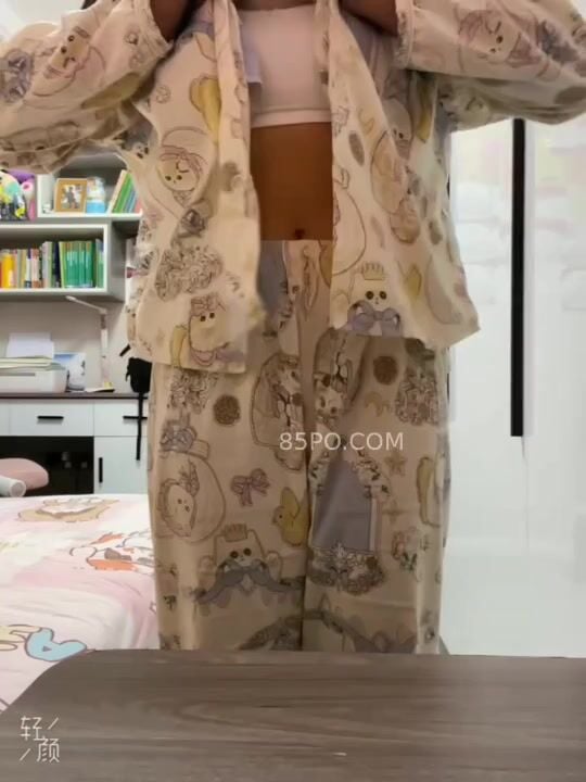 Sinh viên show lúc thay đồ cho aiu xem