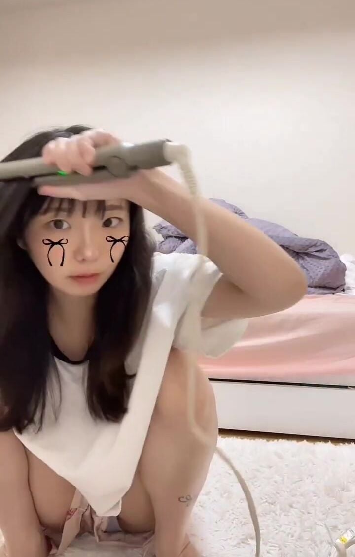 Gái xinh lộ lồn