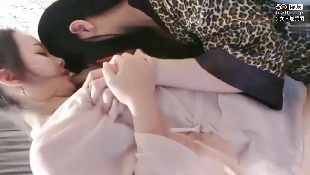 Hai người phụ nữ xinh đẹp trong nước đóng vai đồng tính nữ phát trực tiếp phim khiêu