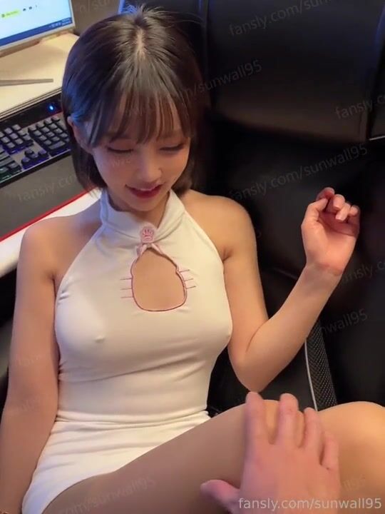 Em only fan Vào quán nét, Cho người lạ Bóp vú mình dây