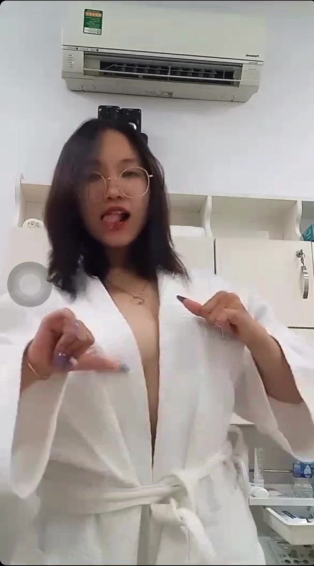 giờ mấy em việt còn khoe hàng trên instagram