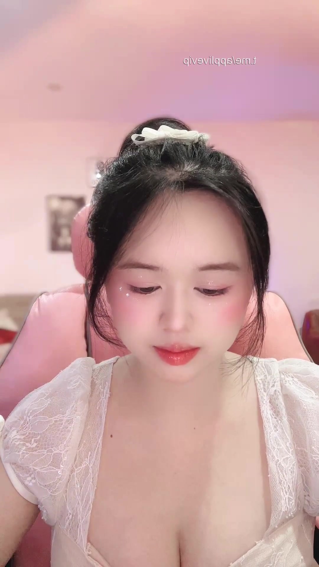 Bé Thỏshow không biết có độn gì không mà khe rãnh khít nhỉ?