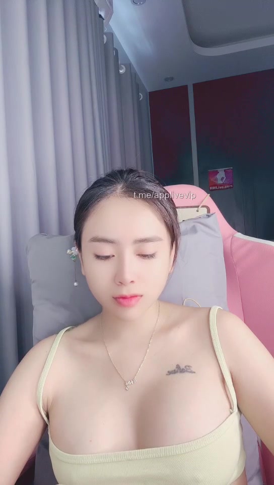Bưởi nhà Ely chăm sóc tốt nên căng mọng, đẫy nước