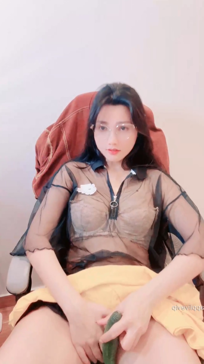 Chim cúc cu đang ngủ thì lại gặp bé Lamonly ngồi sục dưa