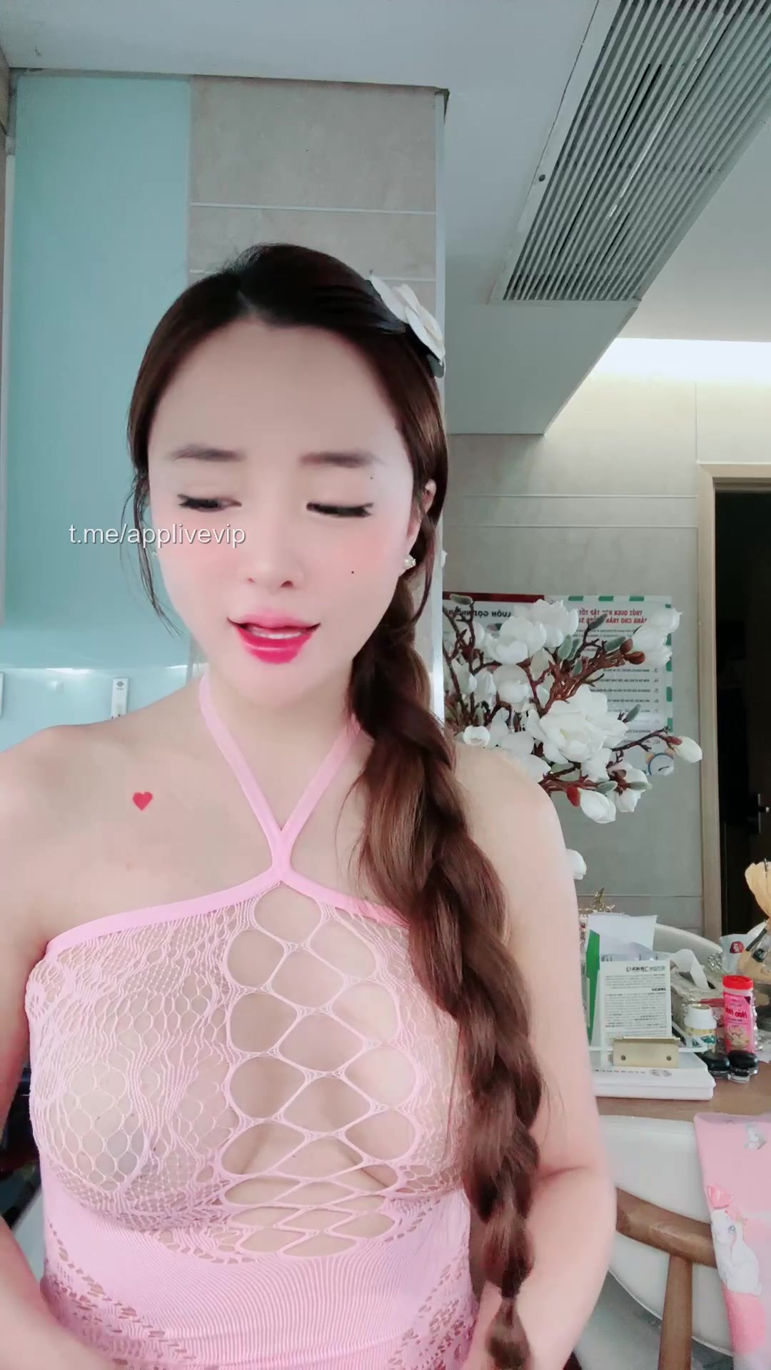 Ngực đẹp là do ốp dán xịn, em xinh do được bú nhiều