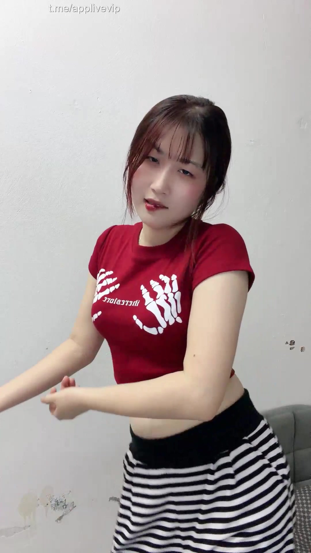 Nhìn quả áo Bé Hiền 2k4 biết ngay là dân chơi biển khơi