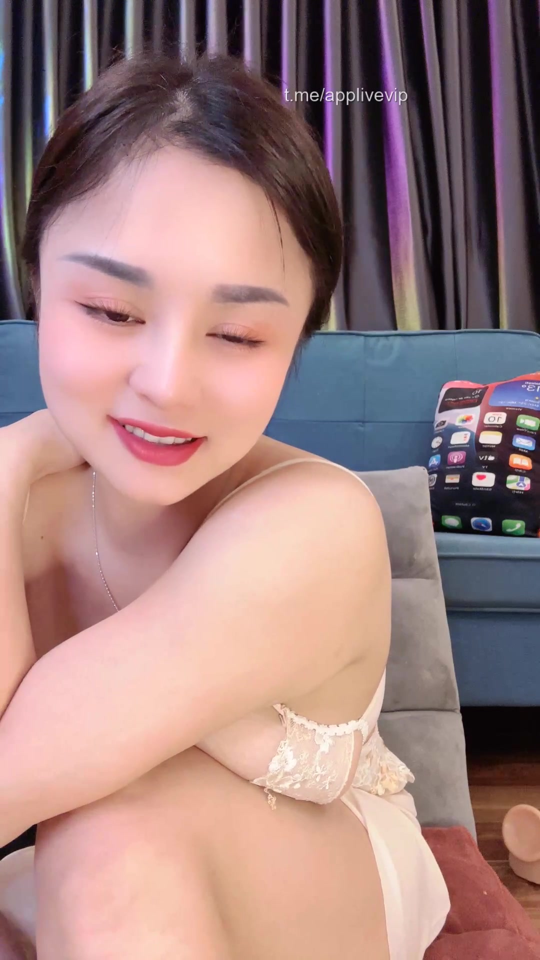 Bé Linh Nhi vã quá gạ cả thầy tu đi chịch giao lưu