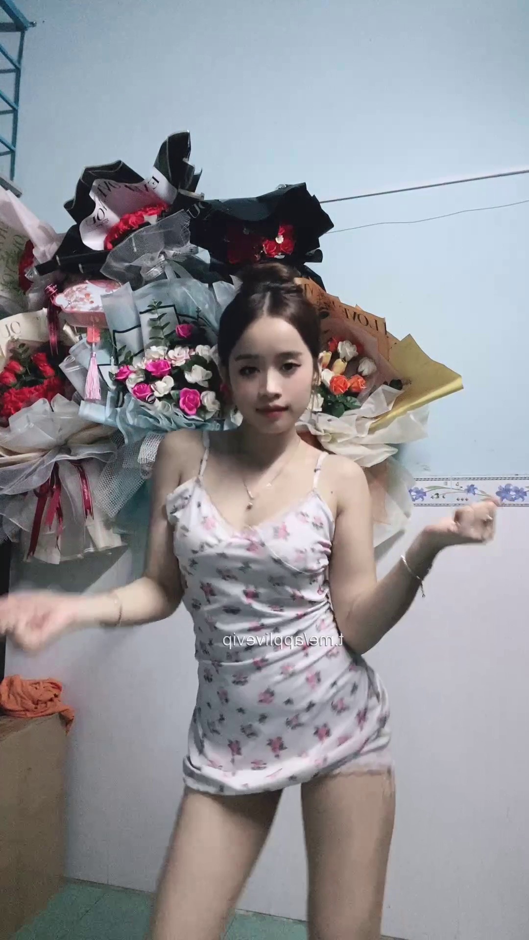 Thảo Như vú to, váy xinh cùng điệu dance sexy căng đét