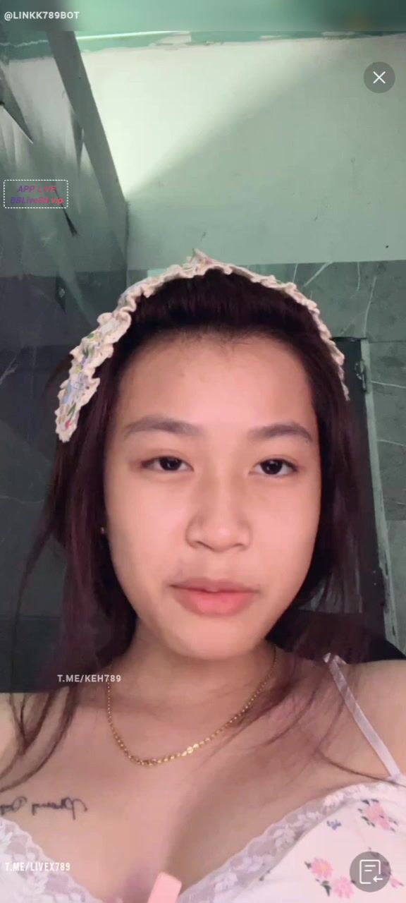 Bé Nì2k3 tập tành live app bên MMlive,mới lớn mà phát triển thật hèn chi đi bán quạt
