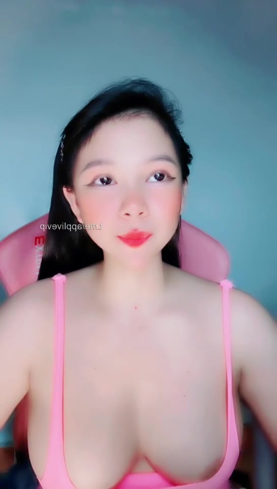 Anh làm gì có quà, chỉ có mỗi 2 quả cà tặng em Ly Xù thôi