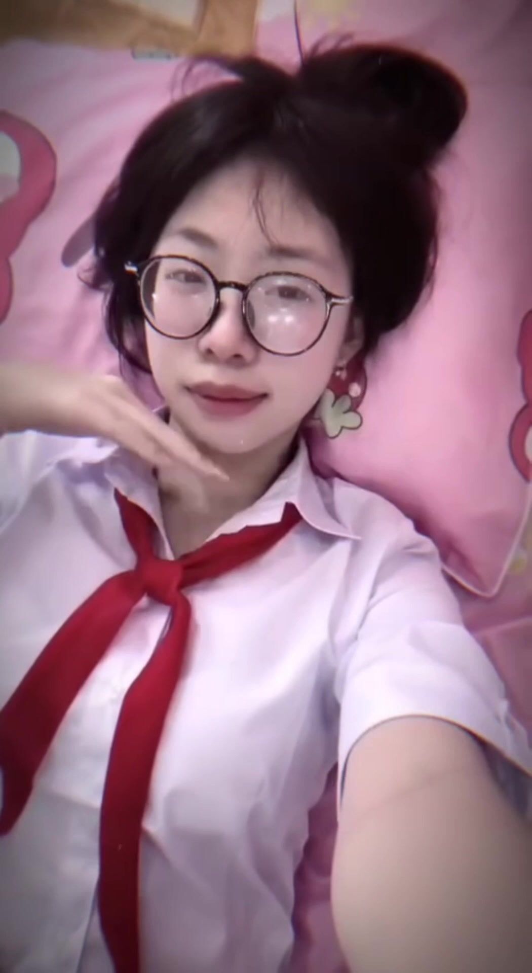 Nhỏ em họ vừa lên liền thưởng cho bú cu thoả thíc