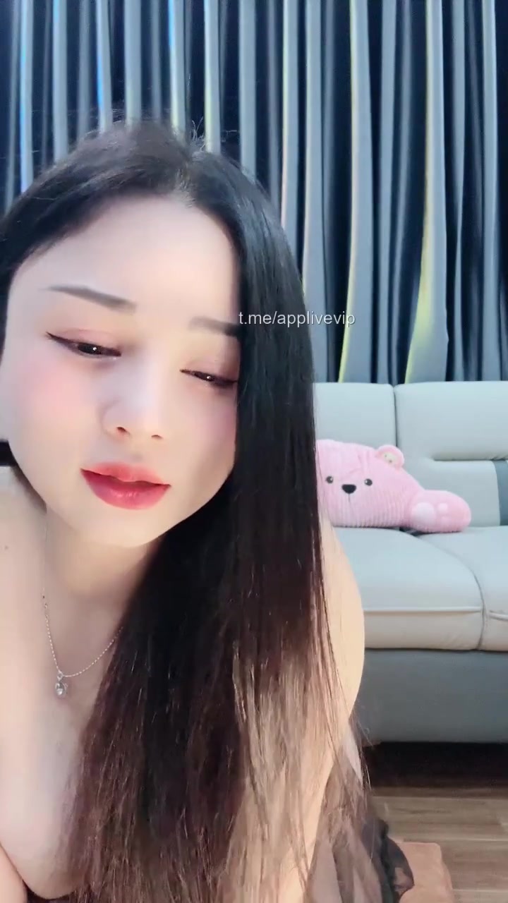 Con bướm em Linh Nhi nó chỉ thích uống bia lon