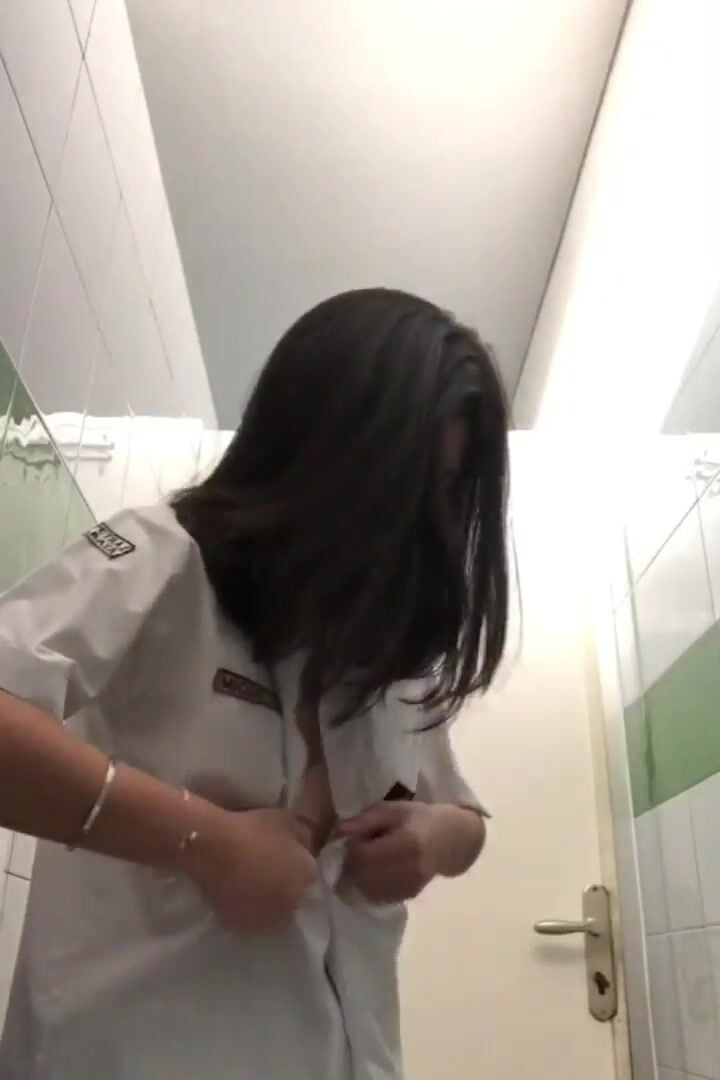 E sinh viên Thái tranh thủ trg giờ học chạy ra nvs cởi đồ show hàng public cho a xem #1