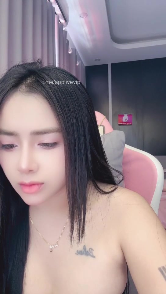 Ngắm cặp bass loa khủng của em Ely thì trym anh lại cứng