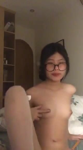 Bé 2k4 kính cận 10 bé thì 9 bé đeo kính đều dâm