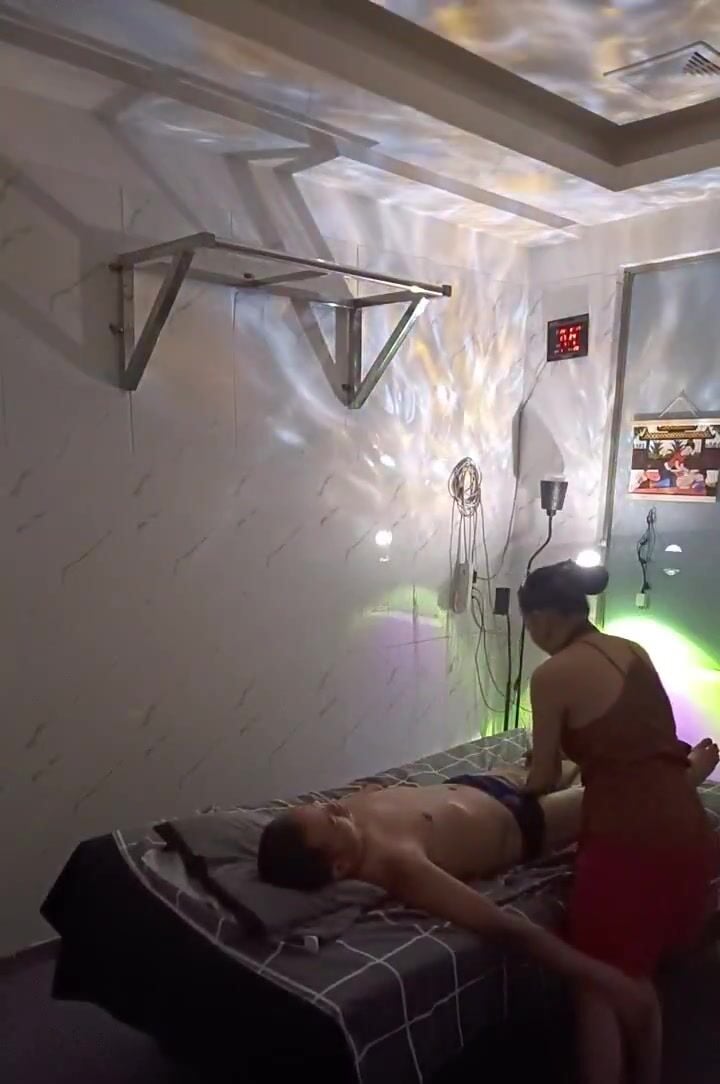 1 quán massage tự quản của 1 chị gái chuyên xúc bình xăng con.