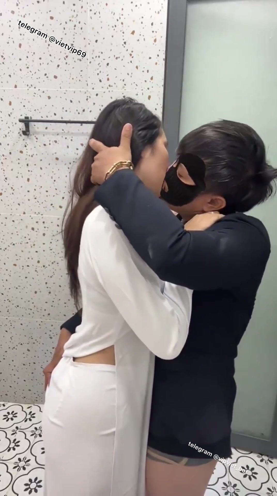 Lại thêm 1 bé áo dài nữa ko biết đã học hết chưa mà đòi bú lỗ đít tnay