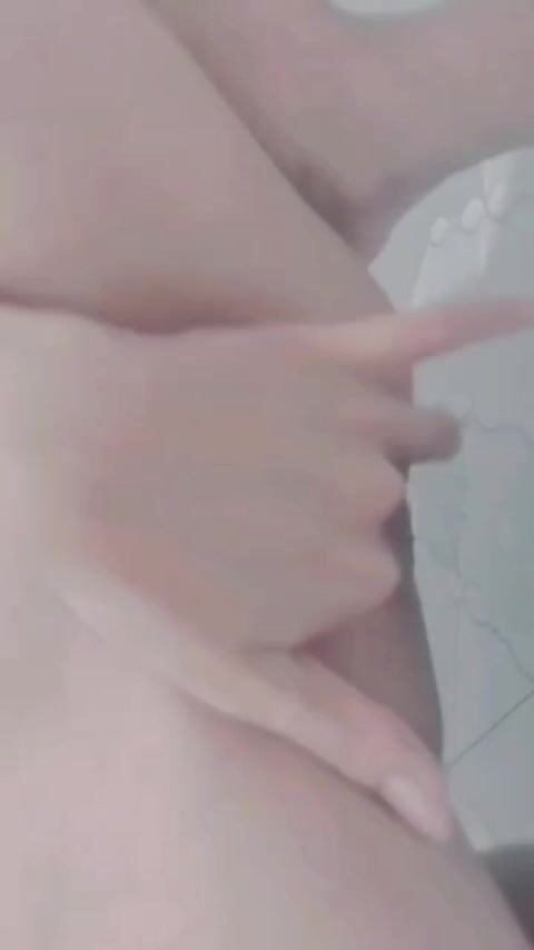 Thùy Linh 2k3 gái non tơ mới mọc lông bị nyc leak clip thủ dâm P1