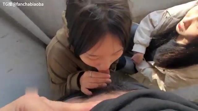 Hai em sinh viên bị đàn anh khối trên bắt bú cu
