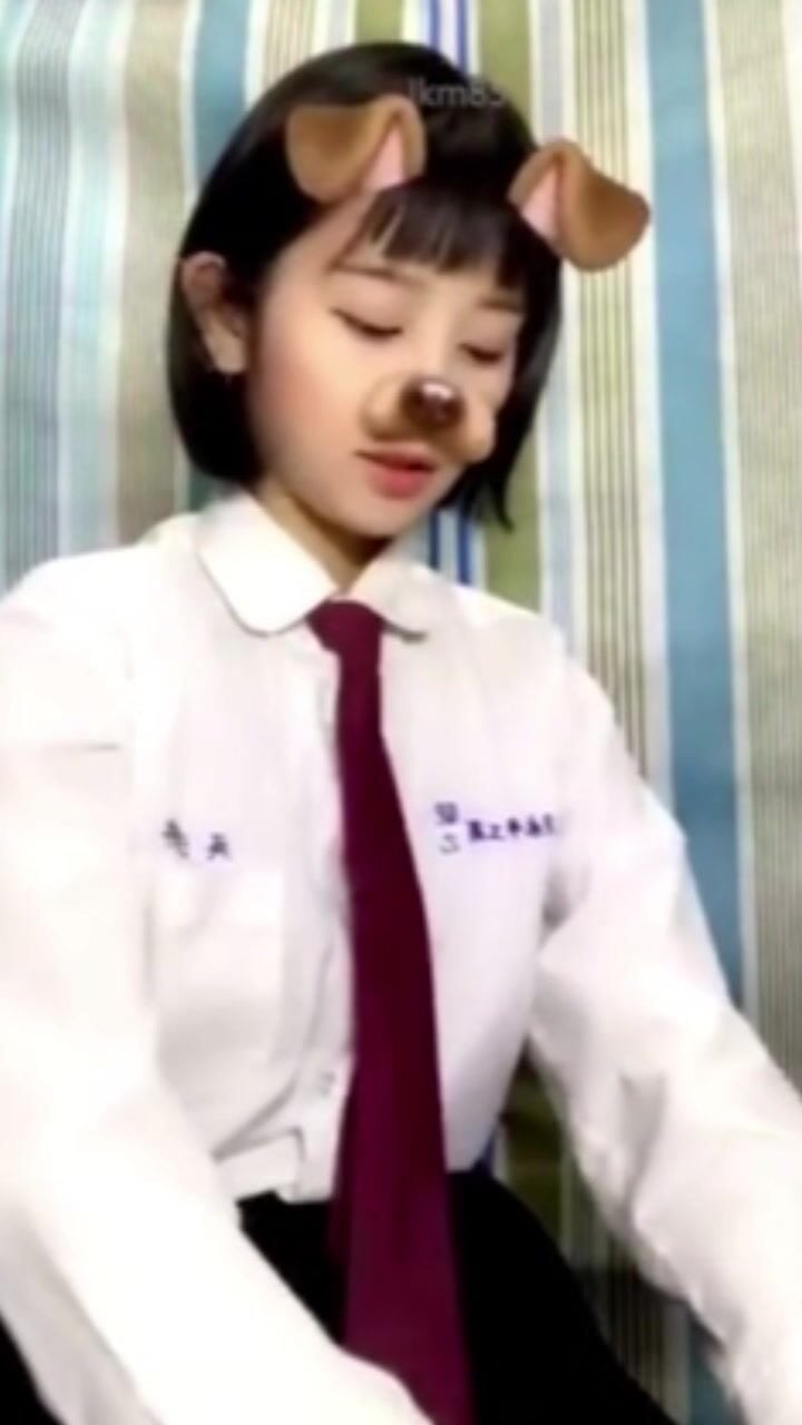 Em sinh viên vừa đi học về là cởi đồ ra móc luôn