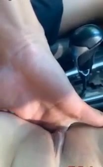 Đang lái xe mà đĩ vợ cứ đòi móc bím