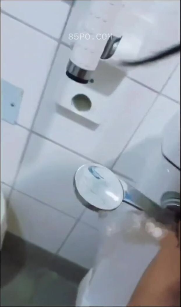 Lén móc lồn con em họ mình dây k10 trong nhà tắm