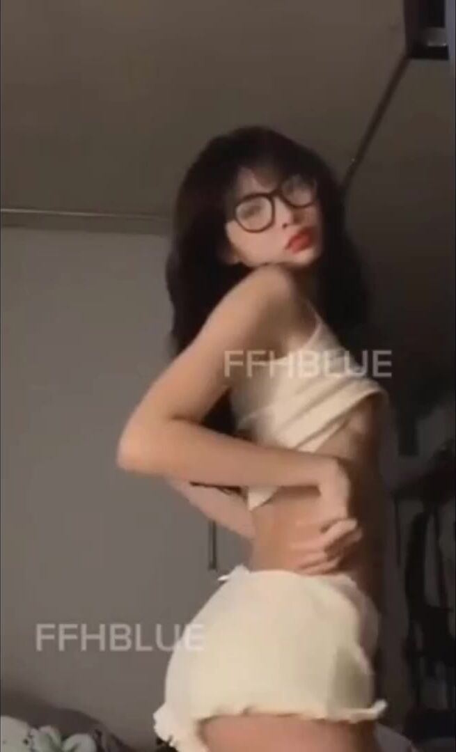 Chơi em sinh viên ngực nhỏ bím nhiều nước