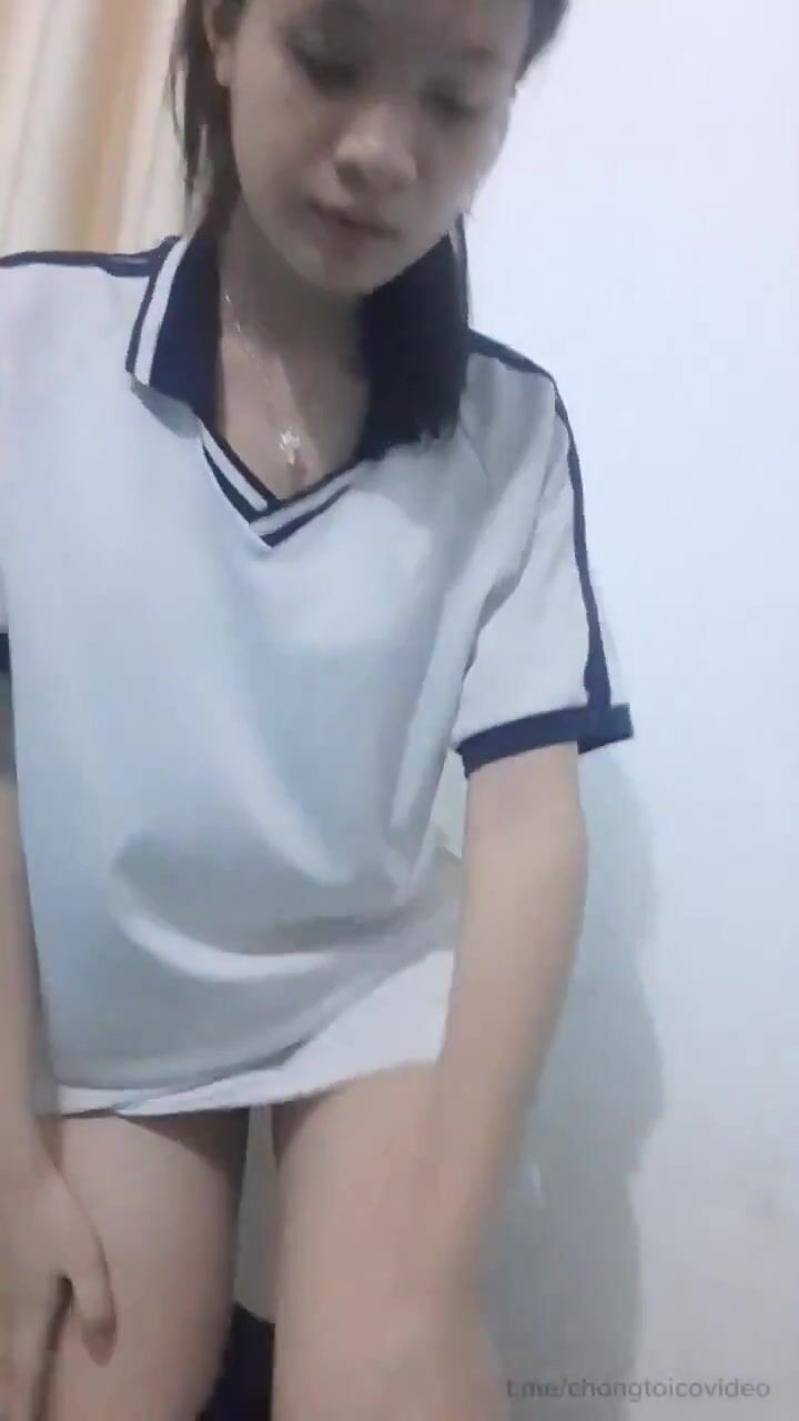 Em sinh viên 2k5 khoe lồn khoe vú trước khi đi khi giảng.