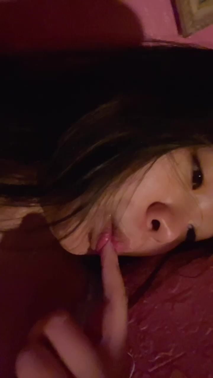 Bé 2k4 nứng sớm em quay video móc lồn gửi cho trai xem