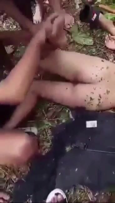 Ăn chơi lêu lỏng bỏ học em sinh viên bị đụ tập thể ở bãi đất hoang vắng.