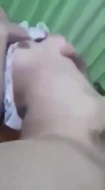 Ông cậu họ dâm dê thấy ở nhà ko có ai liền tranh thủ móc lồn bú lồn cháu gái 2k4