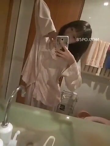 Sinh viên trung học lột đồ và chụp selfie