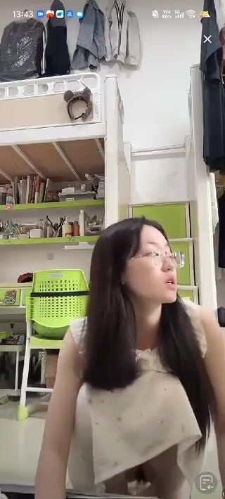Cô gái 18 tuổi quên mình không mặc quần lót lộ trùm lông đen sì cực đả.