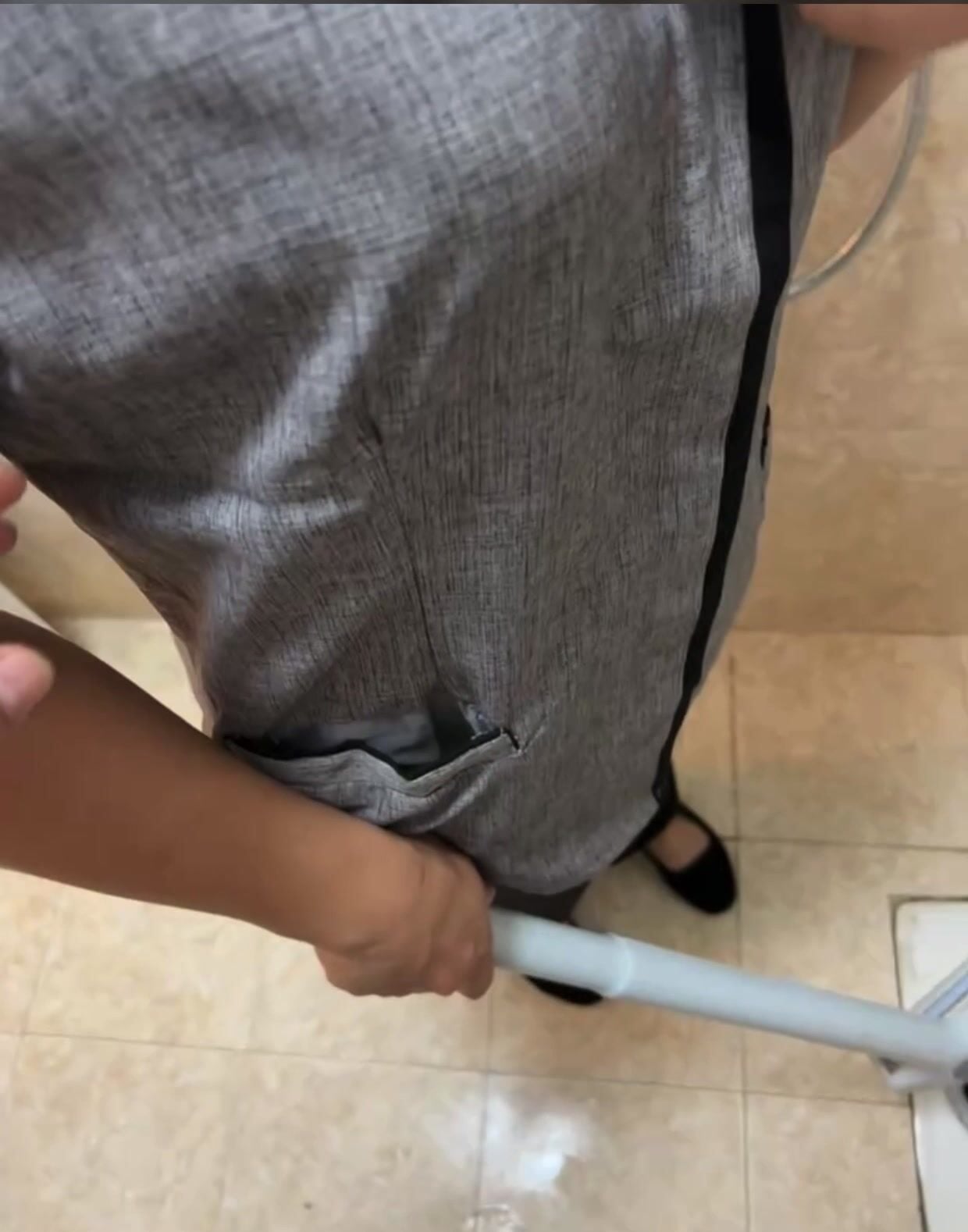 Gạ gẫm chị giúp việc bóp vú sờ mông hàng ngon dâm