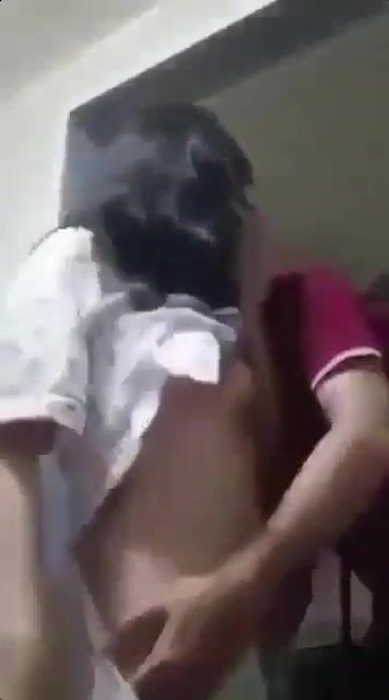Không người lớn ở nhà ông cậu họ tranh thủ bóp lồn bú vú cháu gái 2k5 khí thế.