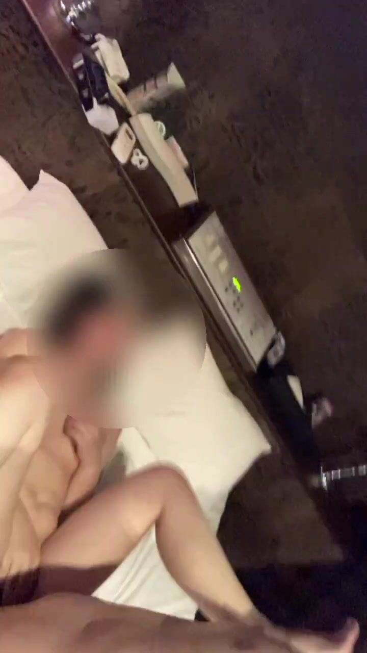 " tao gửi clip này chồng mày thì sao nhỉ" - Vụng trộm vợ bạn thân